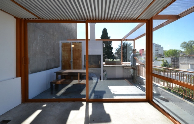 Una Terraza para Maria / AToT- Arquitectos Todo Terreno - Ampliación, Terraza, Puerta, Fijación Vigas, Fachada, Cierros