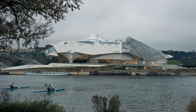 Musée des Confluences / Coop Himmelb(l)au - Museu
