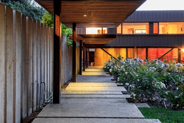 Casa Swett / Prado Arquitectos - Casas, Jardín, Fachada, Puerta, Escaleras, Pilares, Iluminación