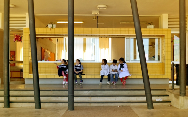 Escuela n°92 de Tiempo Completo en Bella Unión / Pedro Barrán Casas - Escuela Primaria, Puerta, Pilares, Fachada, Escaleras, Iluminación