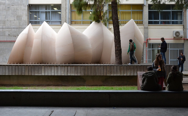 Estudiantes de Arquitectura e Ingeniería se unen para construir "pabellón oruga" en madera - Sustentabilidad