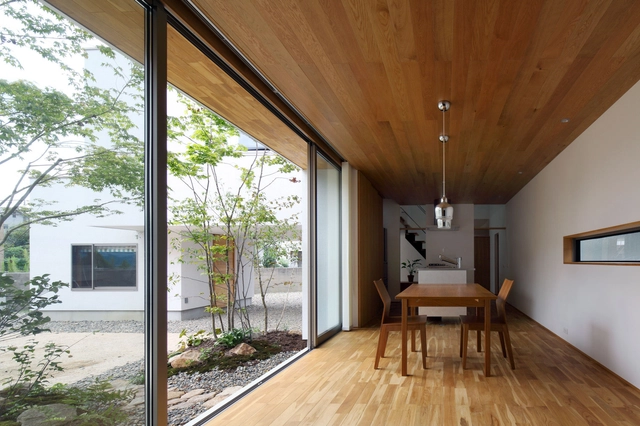 Espacio de estar en puente / TT Architects - Casas