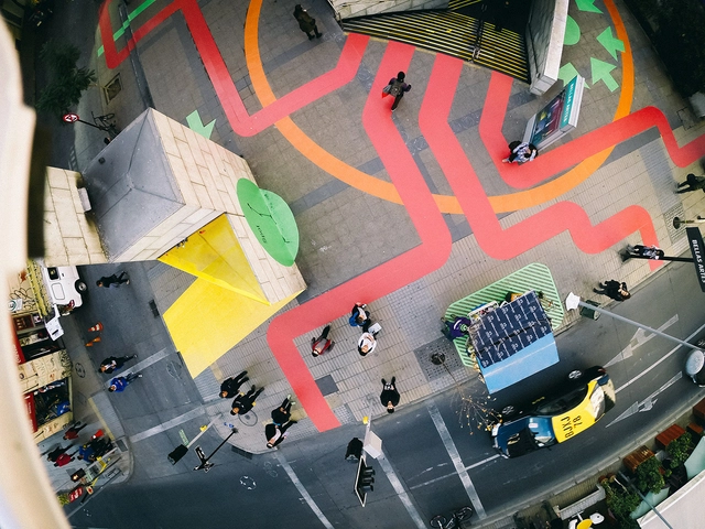 Intervención Urbana: Huellas Artes, un toque de color para el centro de Santiago - Arte Y Arquitectura