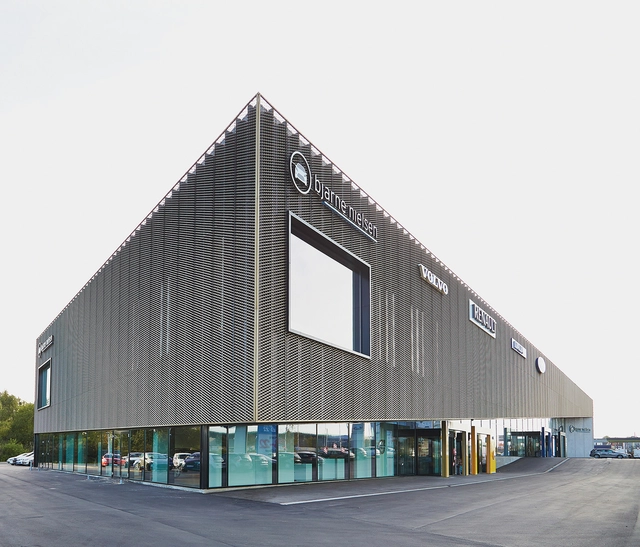 Showroom automotriz en Herning / KRADS - Showroom