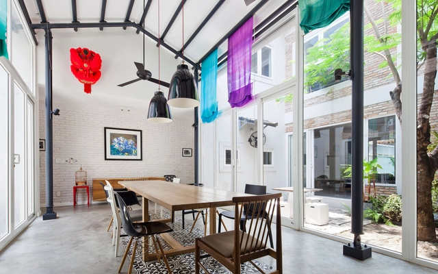 Casa con patios interiores / MimANYSTUDIO + REAL - Casas