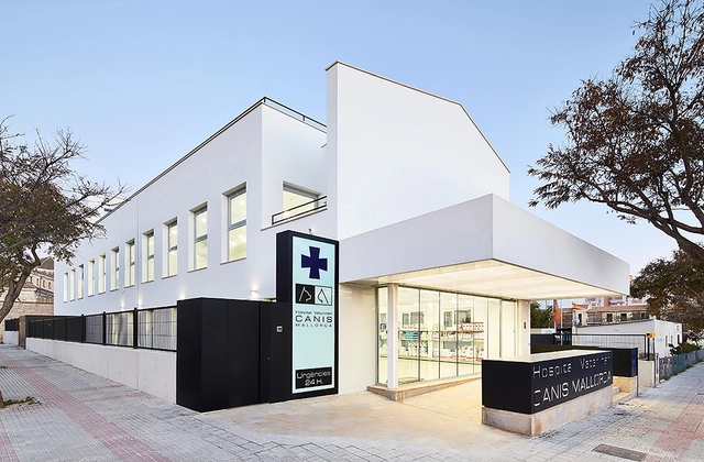 Hospital Veterinario Canis Mallorca  / Estudi E. Torres Pujol - Clínica Veterinaria