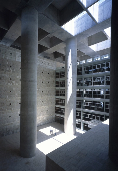 Clássicos da Arquitetura: Caja Granada Savings Bank / Alberto Campo Baeza - Banco