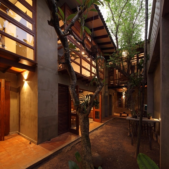 Nugegoda House / Chinthaka Wickramage associates - Renovation, Courtyard, Facade, Beam, Door, Handrail