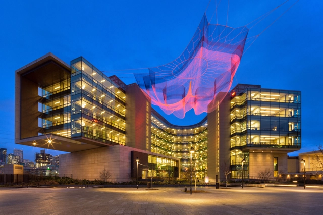 Bill & Melinda Gates Foundation divulga o mais recente trabalho de Janet Echelman: "Impatient Optimist” em Seattle - Imagem de Destaque