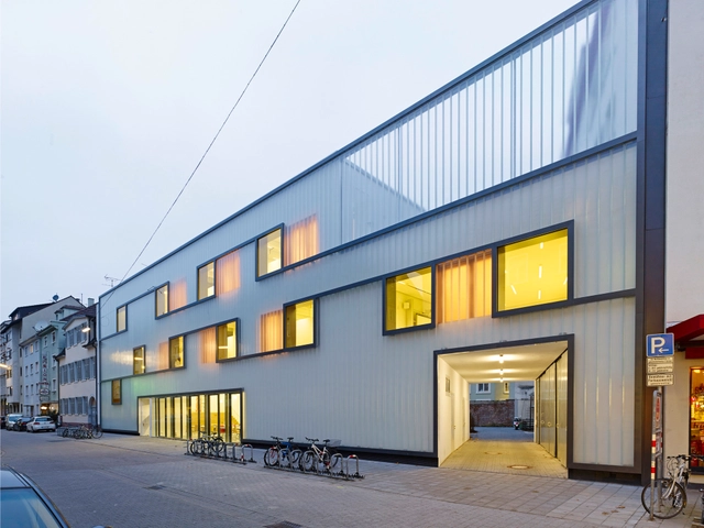Fichte-Gymnasium Escuela Secundaria  / netzwerkarchitekten - Escuelas