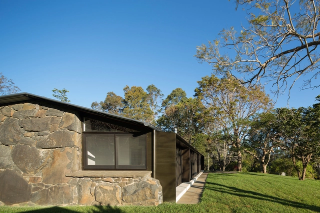 Casa de Pedra / CHROFI - Casas