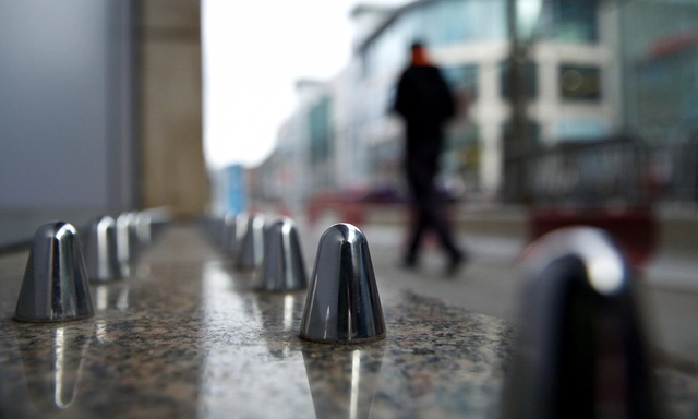Arquitectura defensiva crea ciudades inhabitables - Imagen Principal