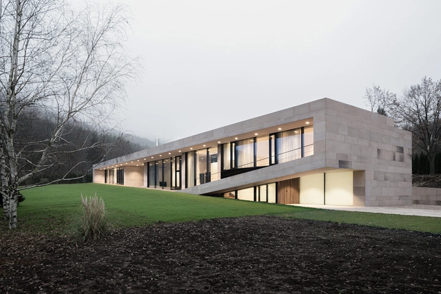 Casa larga en pendiente ligera / I/O Architects - Casas