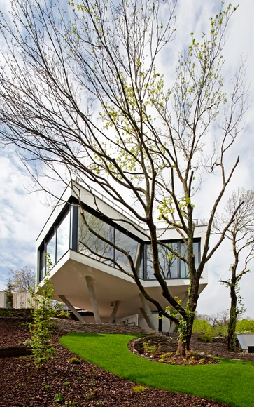 Casa entre los árboles / Šebo Lichý architects  - Casas