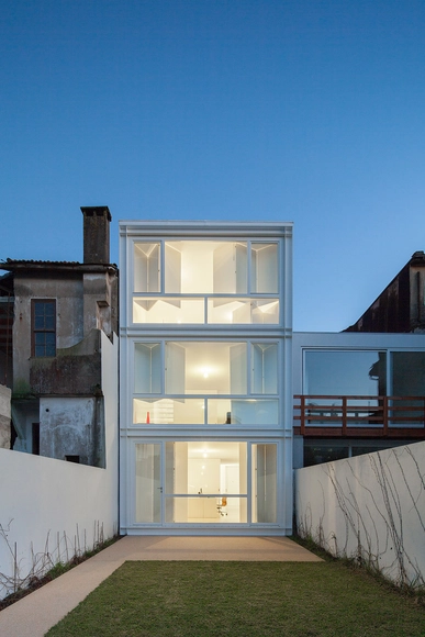 Casa na Rua do Lindo Vale / Ana Cláudia Monteiro + Vítor Oliveira  - Casas