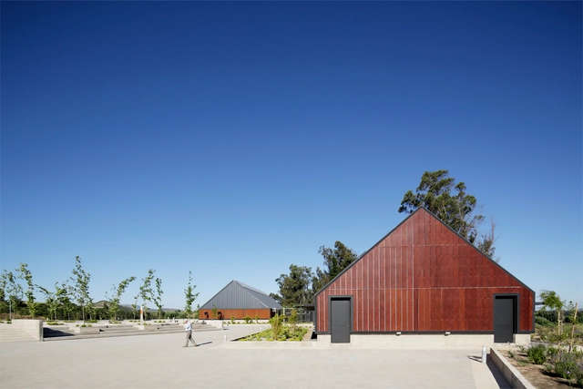 Centro de Investigación e Innovación Viña Concha y Toro / Claro + Westendarp Arquitectos - Arquitectura Industrial, Puerta, Fachada