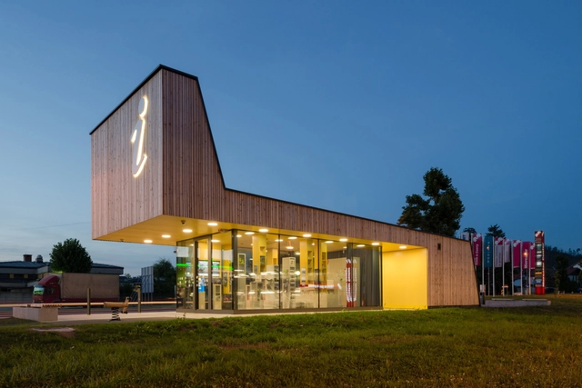 Centro de información turística Postojna / studio stratum - Turismo
