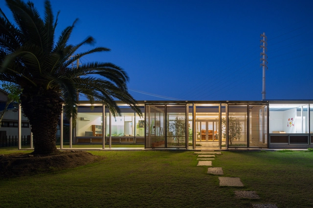 Con 3 niños, 2 perros y la jungla / Osamu Morishita Architect & Associates - Casas