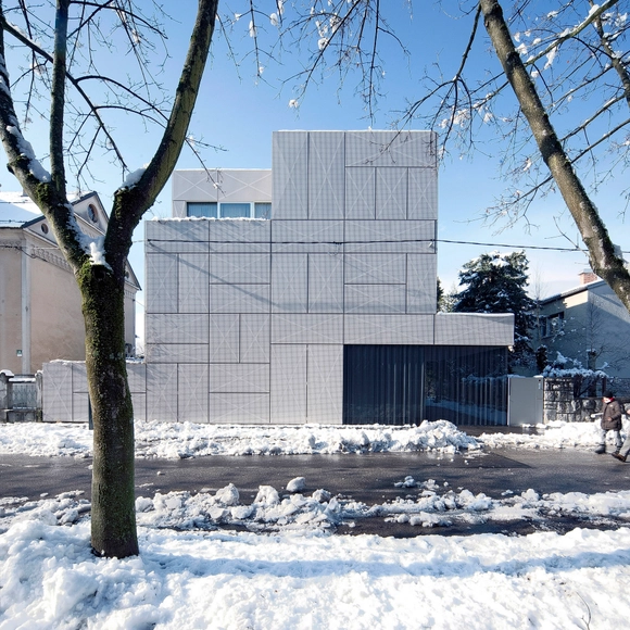 Casa dos Painéis Perfurados / OFIS Architects - Remodelação