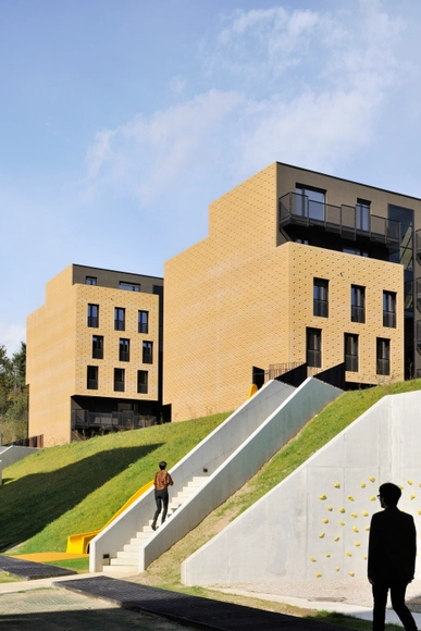 Bairro de Tijolos / dekleva gregorič architects - Apartamentos