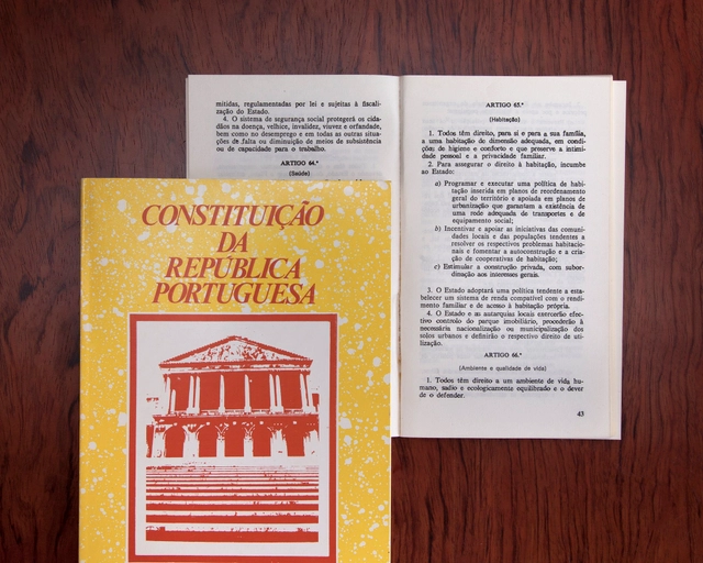 O direito a ter uma casa - As políticas de habitação em Portugal durante o século XX e o sonho do 25 de Abril / ateliermob - Imagem de Destaque