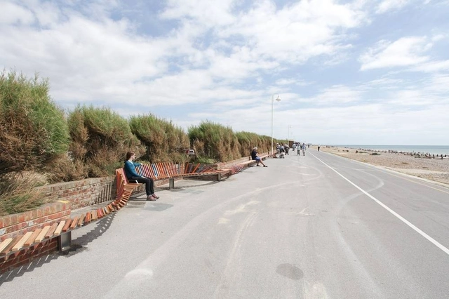 "The Longest Bench", um projeto lúdico que mudou o caráter de um passeio costeiro no Reino Unido - Imagem de Destaque