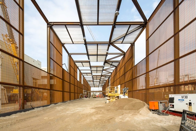 Em Construção: Pavilhão Brasileiro da Expo Milão 2015 / Studio Arthur Casas + Atelier Marko Brajovic - Pavilhão , Viga, Fachada