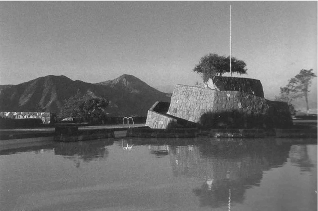 Clásicos de Arquitectura: Piscinas Antilén y Tupahue del Cerro San Cristóbal / Carlos Martner - Piscina