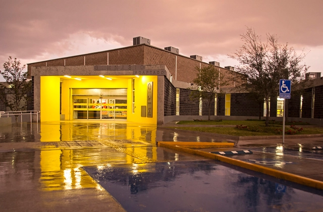Gimnasio Adaptado / Urbánika - Gimnasio, Puerta, Fachada