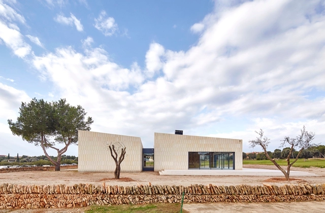 Stone Clubhouse / GRAS Arquitectos - Centro De Visitantes, Fachada
