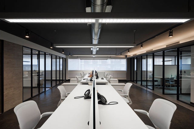 Oficinas Ravago–Muehlstein Mexico / Eli Neumann Arquitectos + Rodolfo Anaya Arquitectos - Interiores De Oficina, Puerta, Fachada, Mesas, Sillas, Iluminación