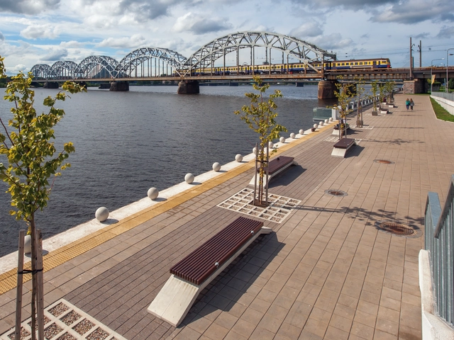 Revitalización de la Plaza Spikeri y el Frente Costero Daugava  / Arplan + A plus Architects - Parque