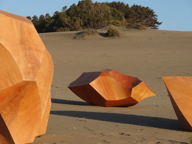 Palos y Rocas, esculturas de madera por el artista Patrick Steeger - Arte Y Arquitectura