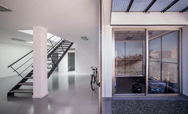 Casa para un camionero / Lab33 - Casas, Puerta, Fachada, Barandas, Escaleras