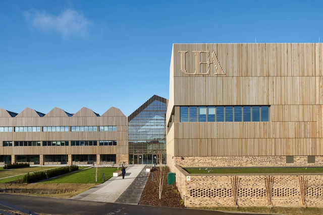Edifício Bob Champion / Hawkins\Brown - Escolas