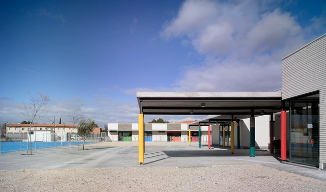 Colegio Público Municipio de Ciruelos / MILANO-RUGNON Arquitectos - Escuelas, Fachada