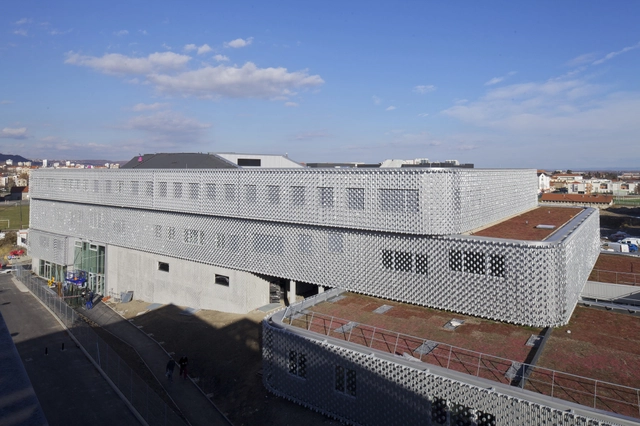 Centro Odontológico de Enseñanza e Investigación  / Philippe Gazeau - Centro De Investigación