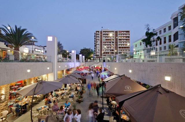 Boulevard Praça Ñuñoa  / PLAN Arquitectos - Arquitetura Comercial