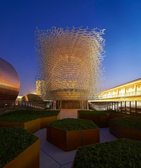 Expo Milão 2015: Wolfgang Buttress conclui o pavilhão britânico "Virtual Beehive"  - Imagem de Destaque