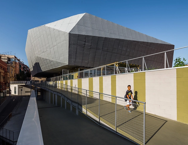 Edificio Multifuncional “Fondo” Santa Coloma de Gramanet  / Pich-Aguilera Architects - Mercado