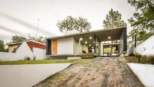 Vivienda suburbana “La Viña” / Juan Salassa, Santiago Tissot e Iván Castañeda - Casas