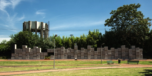 114 bloques de hormigón y huellas de objetos recuerdan a las víctimas judías en Buenos Aires - Arte Y Arquitectura