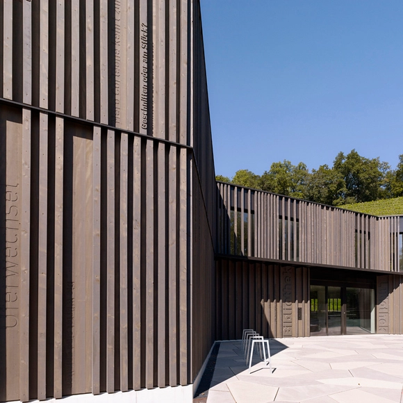 Biblioteca, y biblioteca de juegos virtuales & administración municipal en Spiez / bauzeit architekten - Bibliotecas