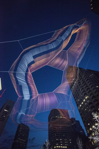 'As if it were already here': Janet Echelman suspende una escultura aérea sobre el Greenway de Boston - Imagen Principal