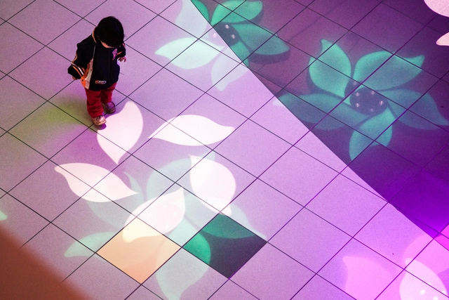  Light Garden, un paisaje interactivo de luz por Nicholas Cheung y Claudia Paz  - Iluminacion