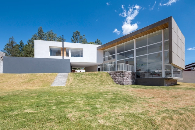 Casa em Quito  / Bernardo Bustamante - Casas