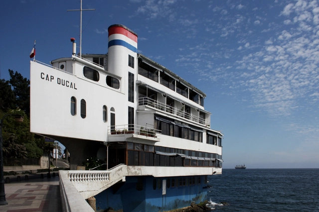 Clásicos de Arquitectura: Cap Ducal / Roberto Dávila  - Restaurantes & Bares, Fachada