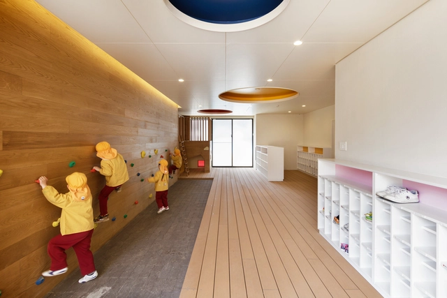 Jardín Infantil y Guardería C.O / HIBINOSEKKEI + Youji no Shiro - Kindergarten