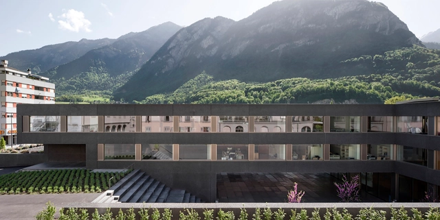 School in Saint-Maurice / Graeme Mann & Patricia Capua Mann - Schools , Facade