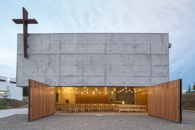 San Alberto Magno Chapel  / Juan Pavez Aguilar  + José Requesens Aldea - Exterior Photography, Chapel, Facade